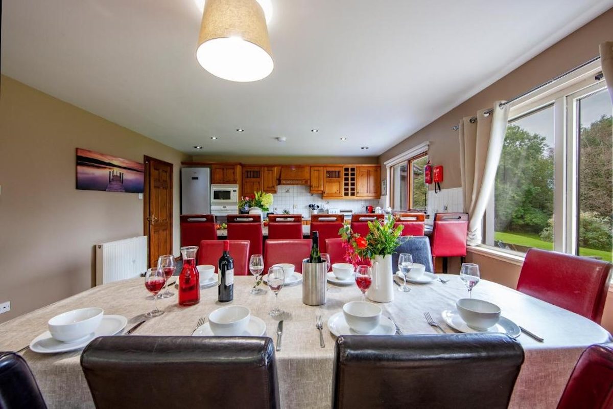 The farmhouse kitchen and dining table at Wildwood