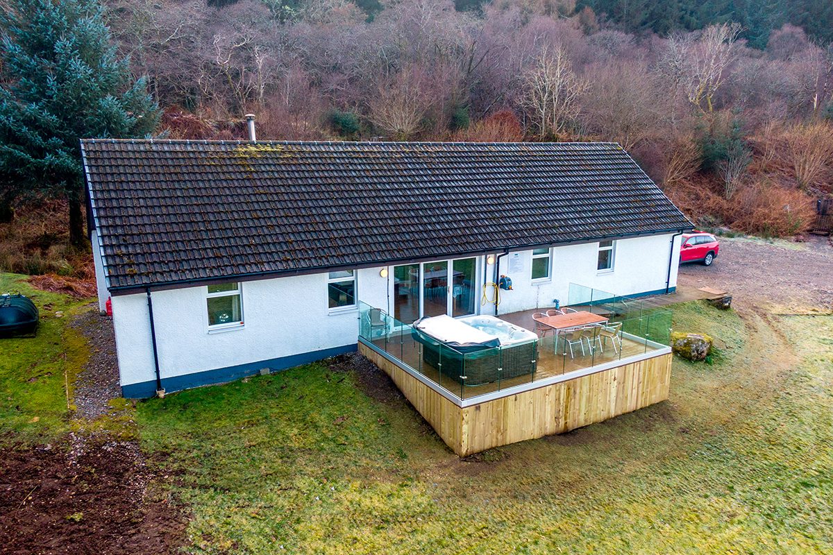 Glenachulish Bay cottage in its grounds