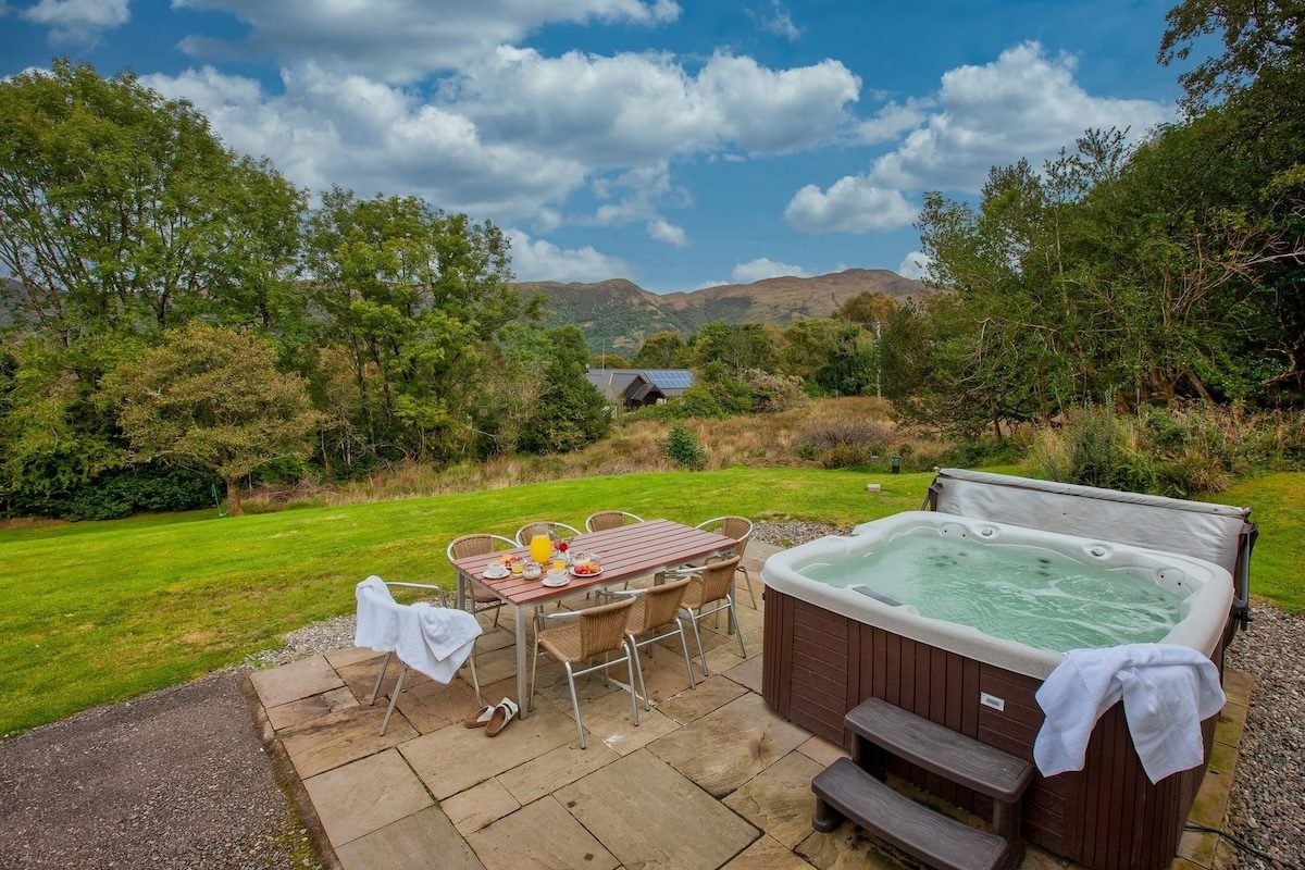 The hot tub at Wildwood with the garden behind
