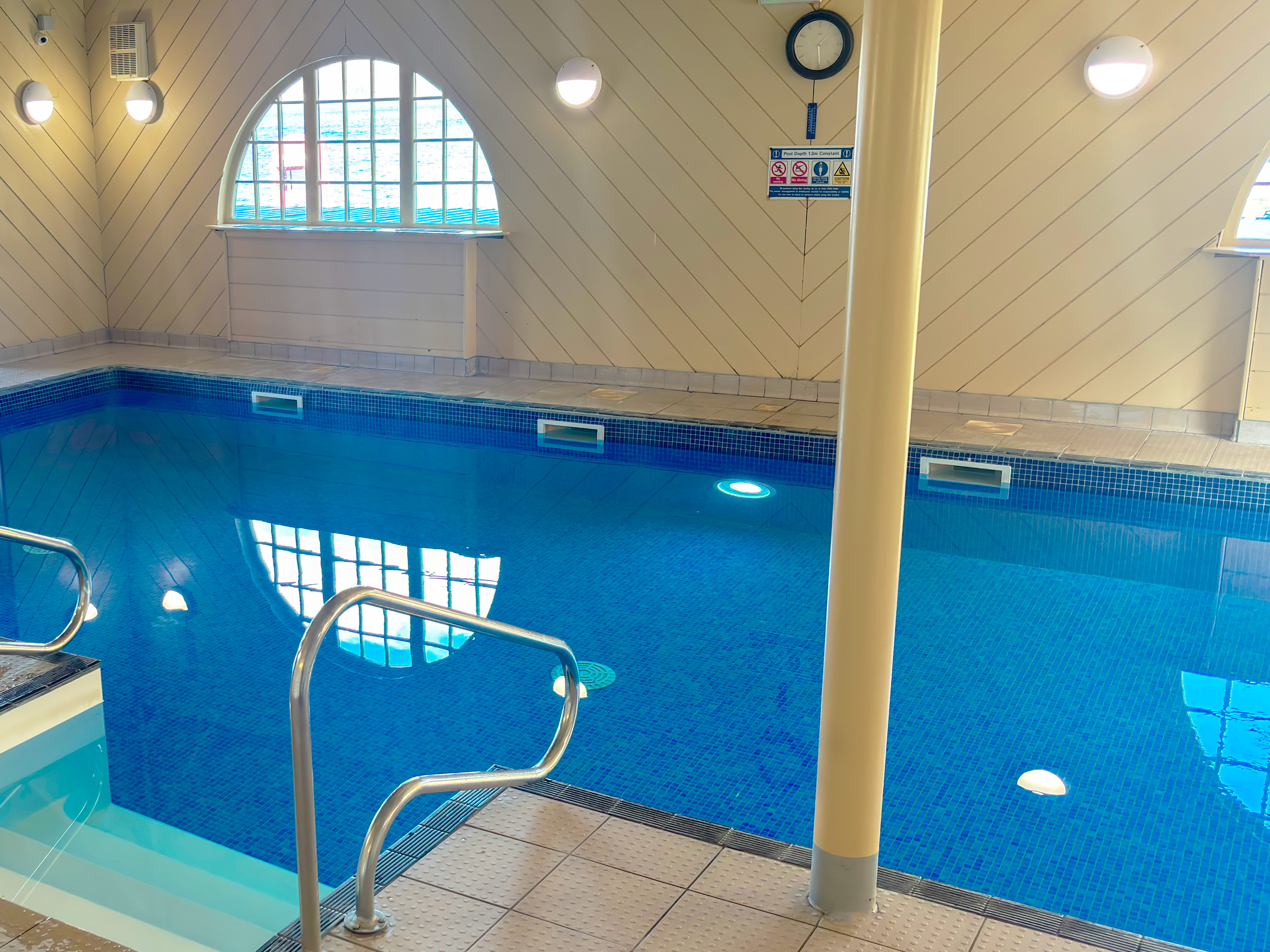 The indoor heated swimming pool at the Holly Tree Hotel